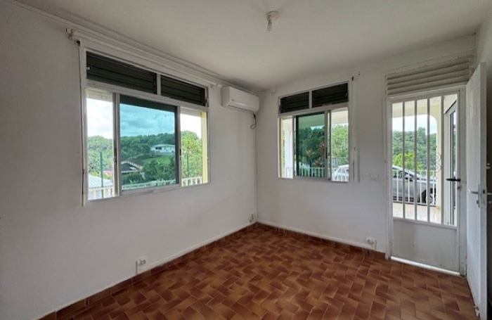 Maison individuelle spacieuse - Longfort Immobilier