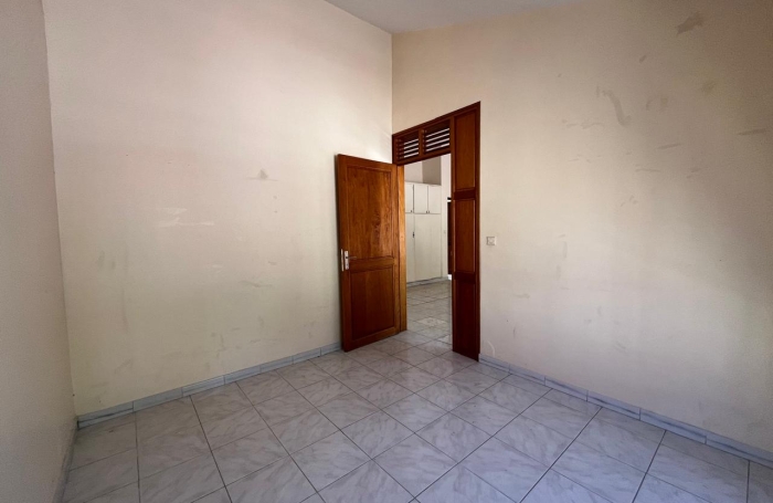 Basse-Terre   Appartement T2 lumineux au Carmel - proximit&eacute; imm&eacute;diate du lyc&eacute;e
