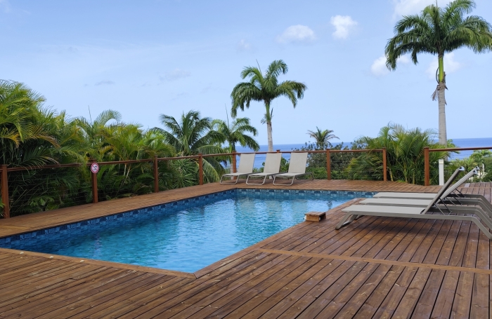 DESHAIES   VILLA CREOLE RENOVEE AVEC PISCINE ET ACCES DIRECT A UNE CRIQUE