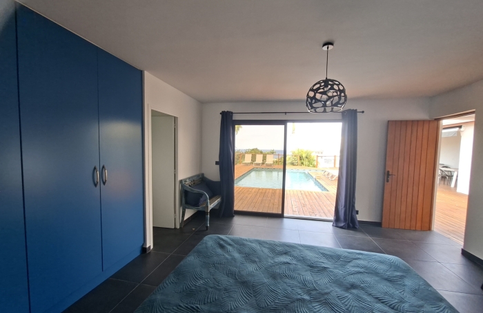 DESHAIES   VILLA CREOLE RENOVEE AVEC PISCINE ET ACCES DIRECT A UNE CRIQUE