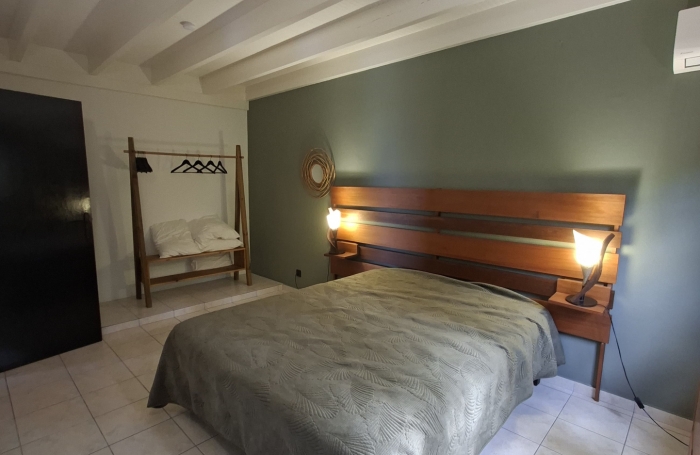 DESHAIES   VILLA CREOLE RENOVEE AVEC PISCINE ET ACCES DIRECT A UNE CRIQUE