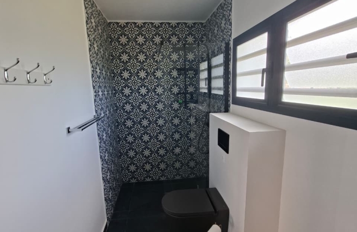 DESHAIES   VILLA CREOLE RENOVEE AVEC PISCINE ET ACCES DIRECT A UNE CRIQUE