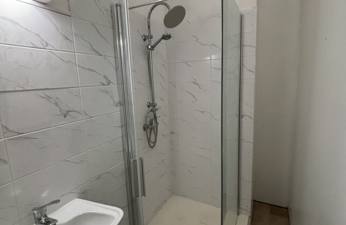 A LOUER -T2 MEUBL&Eacute;   PETIT-BOURG   750 &euro; CHARGES COMPRISES
