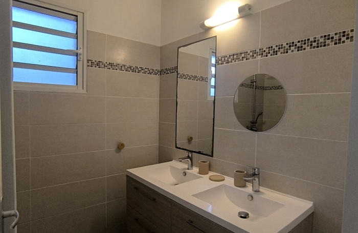 LOCATION Villa F5 avec PISCINE &agrave; Petit-Bourg VUE MER