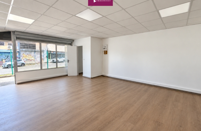 &Agrave; louer   Local de 40 m2, rez-de-chauss&eacute;e   Enti&egrave;rement r&eacute;nov&eacute;   Morne Vergain, Les Abymes