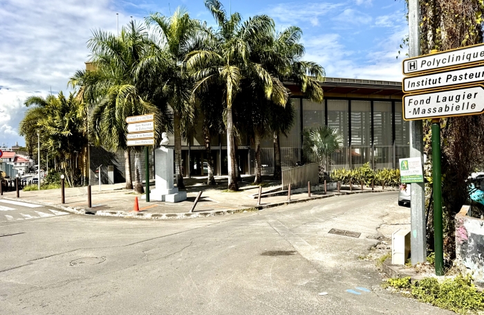 Immeuble de rapport sur 3 niveaux, &agrave; deux pas du Palais de justice de Pointe-&agrave;-Pitre