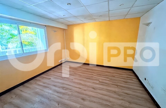 Bureau - Local professionnel & commercial de 88 m&sup2; &ndash; Village Manganao, Saint-Fran&ccedil;ois
5 salles d'espaces de travail + 1 espace accueil