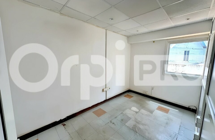Bureau - Local professionnel & commercial de 88 m&sup2; &ndash; Village Manganao, Saint-Fran&ccedil;ois
5 salles d'espaces de travail + 1 espace accueil
