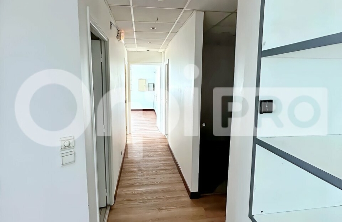 Bureau - Local professionnel & commercial de 88 m&sup2; &ndash; Village Manganao, Saint-Fran&ccedil;ois
5 salles d'espaces de travail + 1 espace accueil