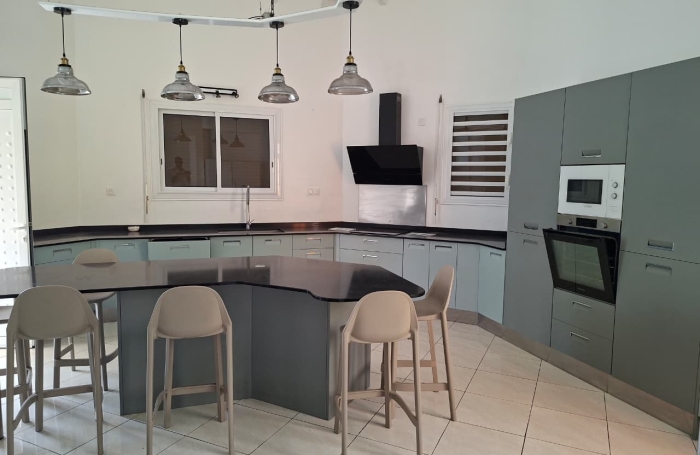 POINTE-NOIRE   VILLA DE 150 M2 AVEC PISCINE AU SEL & JACUZZI