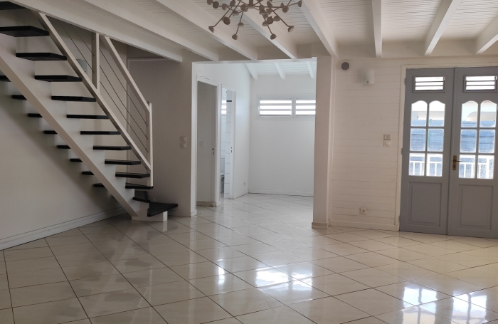 POINTE-NOIRE   VILLA DE 150 M2 AVEC PISCINE AU SEL & JACUZZI