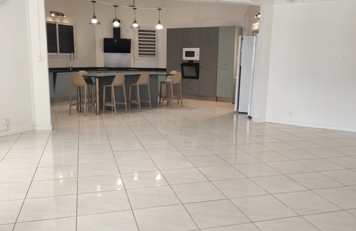 POINTE-NOIRE   VILLA DE 150 M2 AVEC PISCINE AU SEL & JACUZZI