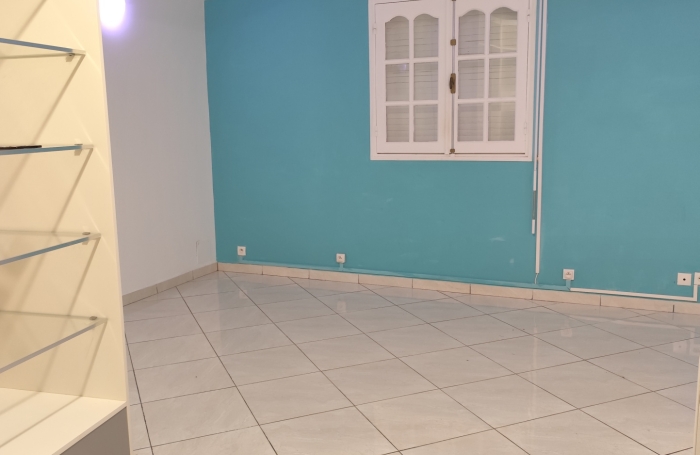 POINTE-NOIRE   VILLA DE 150 M2 AVEC PISCINE AU SEL & JACUZZI