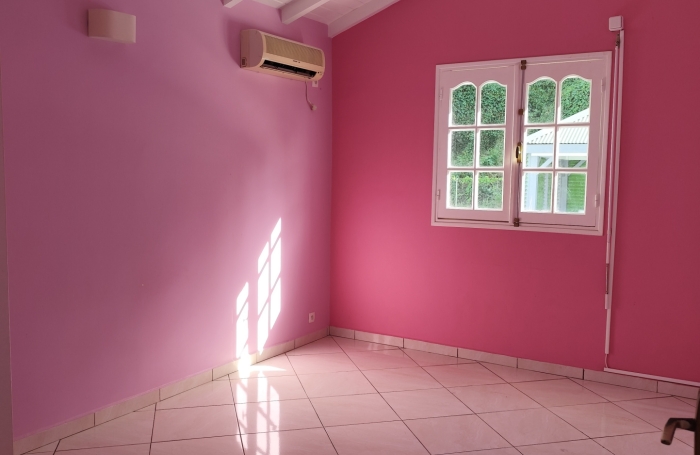 POINTE-NOIRE   VILLA DE 150 M2 AVEC PISCINE AU SEL & JACUZZI