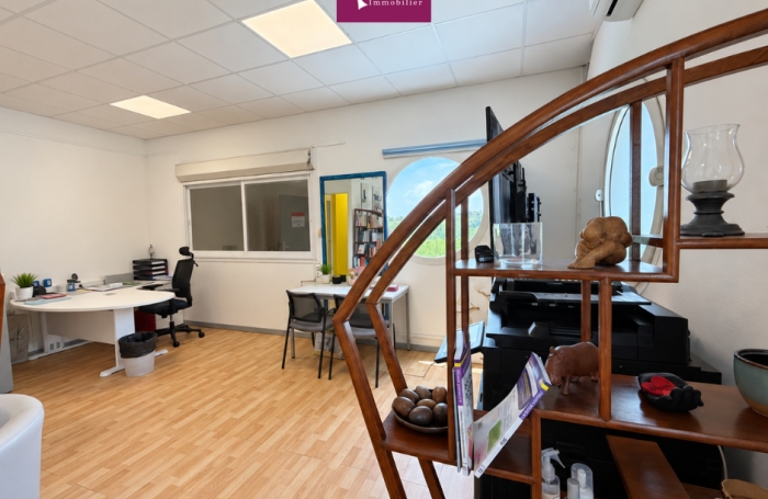 &Agrave; louer   Local lumineux de 60 m2 vue montagne   Etage avec ascenseur   Goyave (Fort Ile)