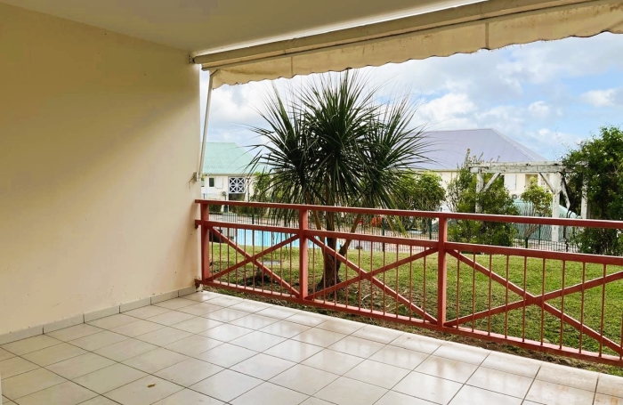 SAINT-CLAUDE - Appartement T3 r&eacute;nov&eacute; avec terrasse dans une r&eacute;sidence s&eacute;curis&eacute;e avec piscine