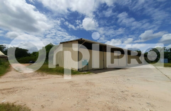 Entrepôt avec terrain !