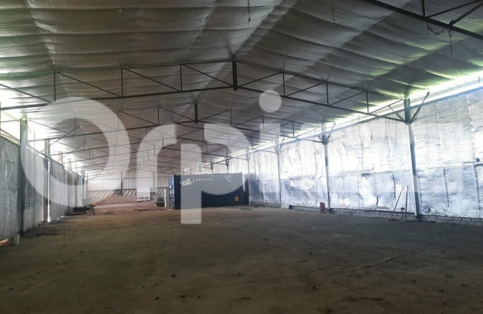 Entrepôt avec terrain !