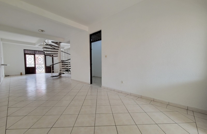 Vente Immeuble 298m&sup2; 6 pi&#232;ces Cayenne