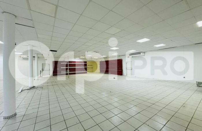 Local commercial avec dépôt d'environ 400 m² !