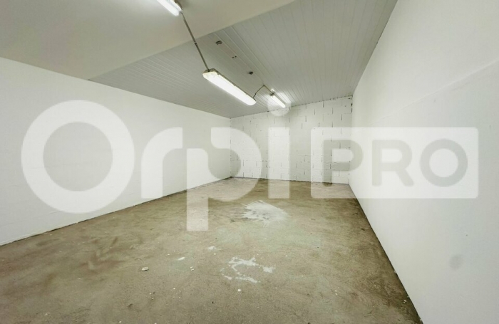 Local commercial avec dépôt d'environ 400 m² !