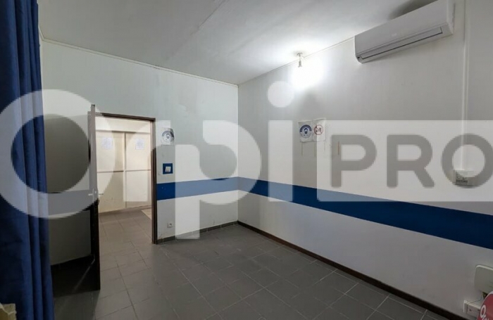 Local commercial en rdc avec eau et électricité – Centre-ville