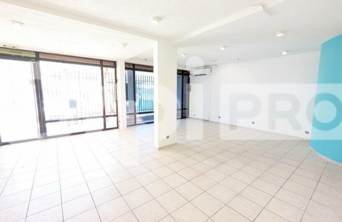 Opportunité rare à Cayenne : local commercial rénové de 82 m², climatisé, avec vitrine sécurisée et avantages fiscaux ZFU/ZFRR !