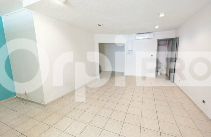 Opportunité rare à Cayenne : local commercial rénové de 82 m², climatisé, avec vitrine sécurisée et avantages fiscaux ZFU/ZFRR !