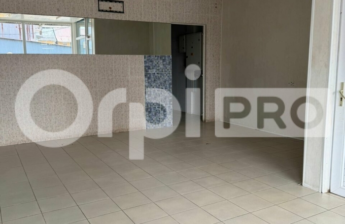 Local commercial avec vitrine au coeur de Cayenne !