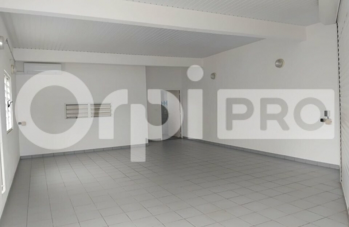 Bureau am&eacute;nag&eacute; avec volet roulant de 60 m&sup2;.