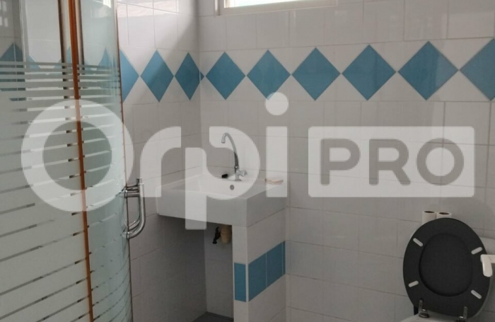 Bureau am&eacute;nag&eacute; avec volet roulant de 60 m&sup2;.