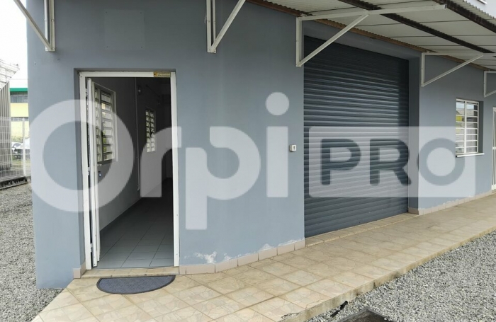 Bureau am&eacute;nag&eacute; avec volet roulant de 60 m&sup2;.