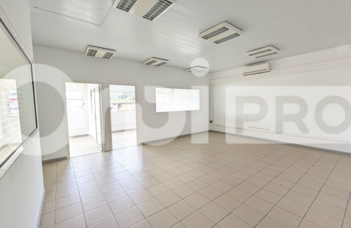 Bureau de 105 m&sup2; - D&eacute;grad des cannes.