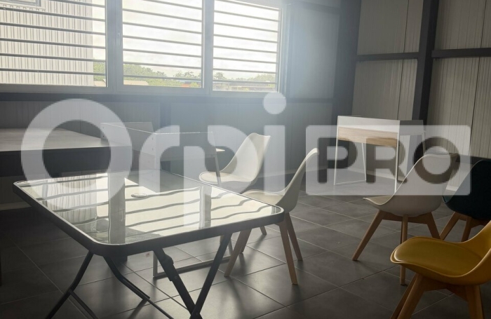 Centre de formation cl&eacute; en main de 281,76 m&sup2;, enti&egrave;rement am&eacute;nag&eacute; et imm&eacute;diatement exploitable