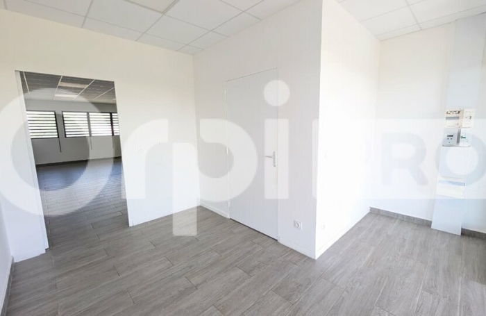 Local professionnel de 50 m&sup2; &ndash; Emplacement strat&eacute;gique &agrave; R&eacute;mire-Montjoly, &agrave; proximit&eacute; imm&eacute;diate de Cayenne
