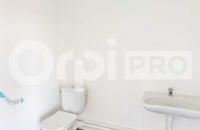 Local professionnel de 50 m&sup2; &ndash; Emplacement strat&eacute;gique &agrave; R&eacute;mire-Montjoly, &agrave; proximit&eacute; imm&eacute;diate de Cayenne