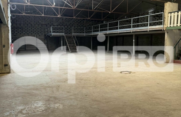 Grand local professionnel &agrave; Cayenne &ndash; Plus de 600m&sup2; en zone industrielle, facilement am&eacute;nageable, acc&egrave;s camions, id&eacute;al pour activit&eacute;, stockage.
