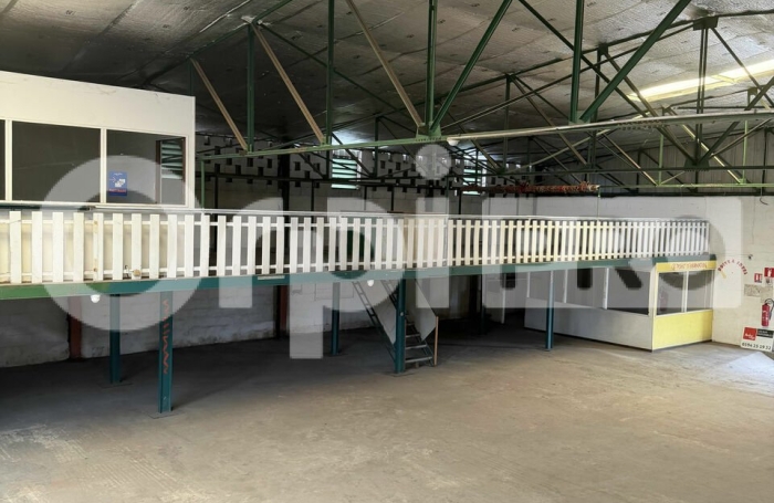 Grand local professionnel &agrave; Cayenne &ndash; Plus de 600m&sup2; en zone industrielle, facilement am&eacute;nageable, acc&egrave;s camions, id&eacute;al pour activit&eacute;, stockage.