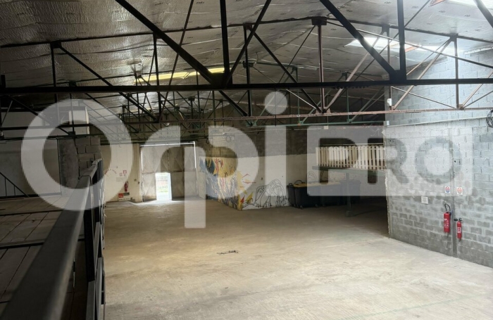 Grand local professionnel &agrave; Cayenne &ndash; Plus de 600m&sup2; en zone industrielle, facilement am&eacute;nageable, acc&egrave;s camions, id&eacute;al pour activit&eacute;, stockage.