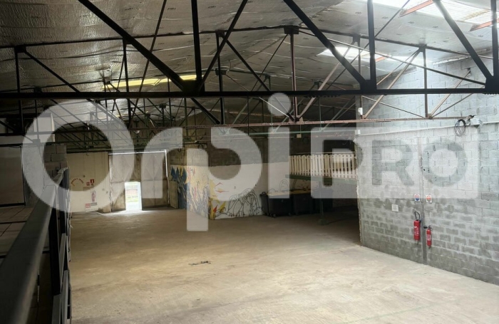 Grand local professionnel &agrave; Cayenne &ndash; Plus de 600m&sup2; en zone industrielle, facilement am&eacute;nageable, acc&egrave;s camions, id&eacute;al pour activit&eacute;, stockage.