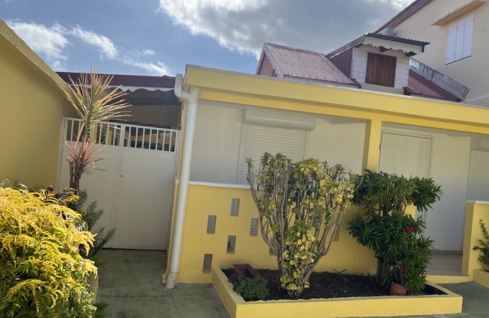 BASSE TERRE- Maison de ville - Mitoyenne sur un coté