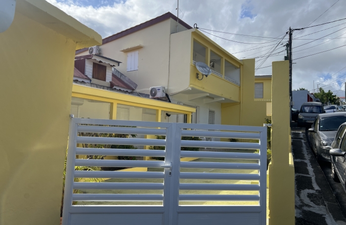 BASSE TERRE- Maison de ville - Mitoyenne sur un coté