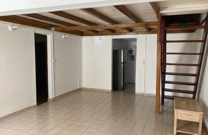 BASSE TERRE- Maison de ville - Mitoyenne sur un coté