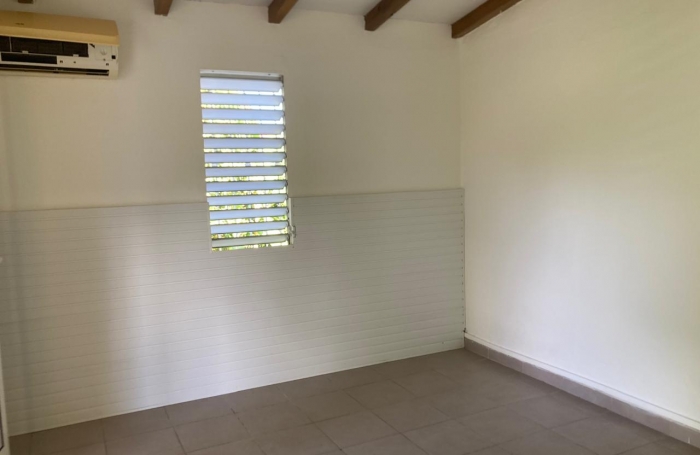 BASSE TERRE- Maison de ville - Mitoyenne sur un coté