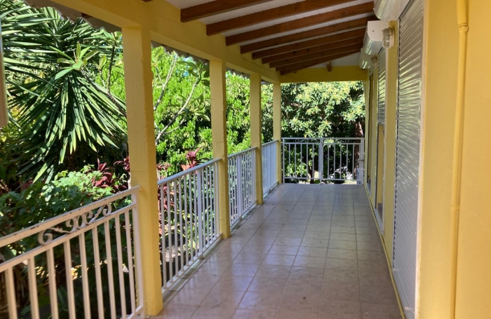 BASSE TERRE- Maison de ville - Mitoyenne sur un coté