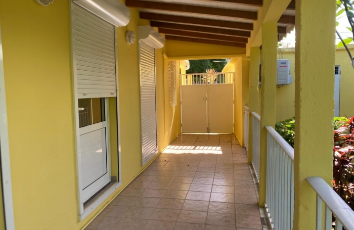 BASSE TERRE- Maison de ville - Mitoyenne sur un coté