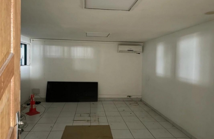 Location Local commercial 650m&sup2; Ducos