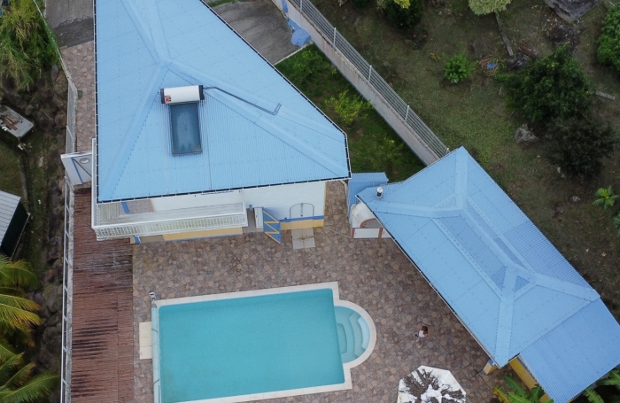 Jolie maison indépendante sur 2 niveaux avec une vue mer - LES TROIS-ILETS