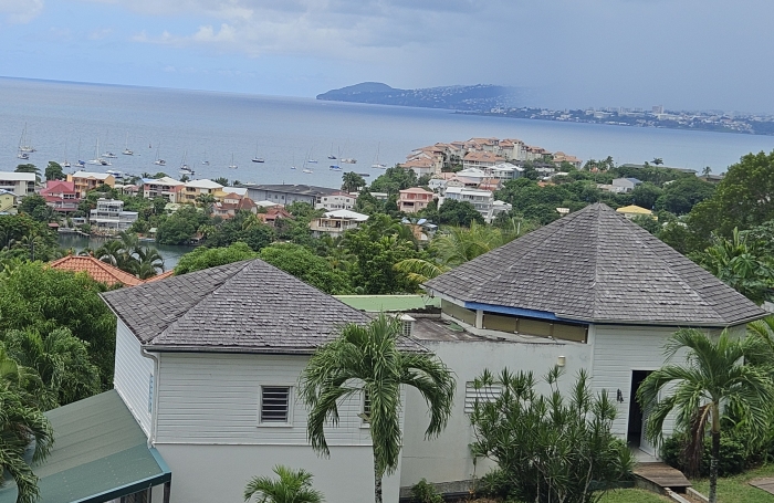 Jolie villa F3/4 atypique avec studio piscine et vue mer