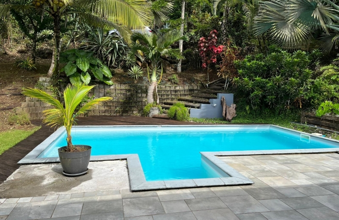 Haut de villa indépendant avec piscine privée et grand terrain arboré